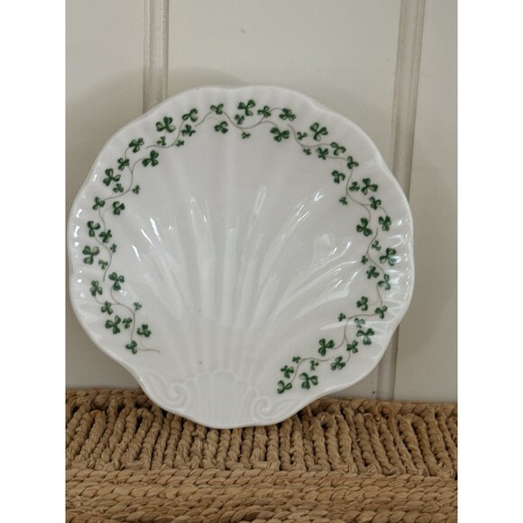 ROYAL TARA SHAMROCK SHELL TRINKET DISH FINE BONE CHINA - HANDMADE GALWAY IRELAND - Picture 1 of 6
